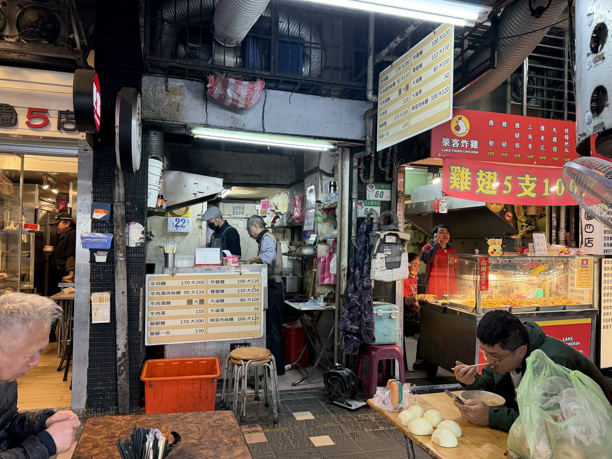 【台北大安站美食】山東老鄒刀切麵 2026：1978年創立，信維市場老牌麵店，豬腳麵必吃 6836