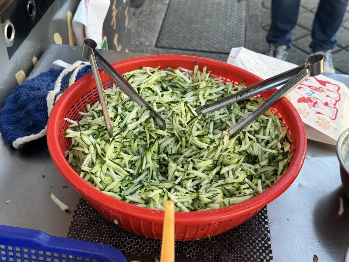 【澎湖馬公美食】郵局蔥油餅 2025:澎湖花火節人氣排隊必吃美食,小黃瓜絲隨你加,特調辣椒醬油會麻嘴唇!6909 【澎湖馬公美食】郵局蔥油餅 2025:澎湖花火節人氣排隊必吃美食,小黃瓜絲隨你加,特調辣椒醬油會麻嘴唇!6909