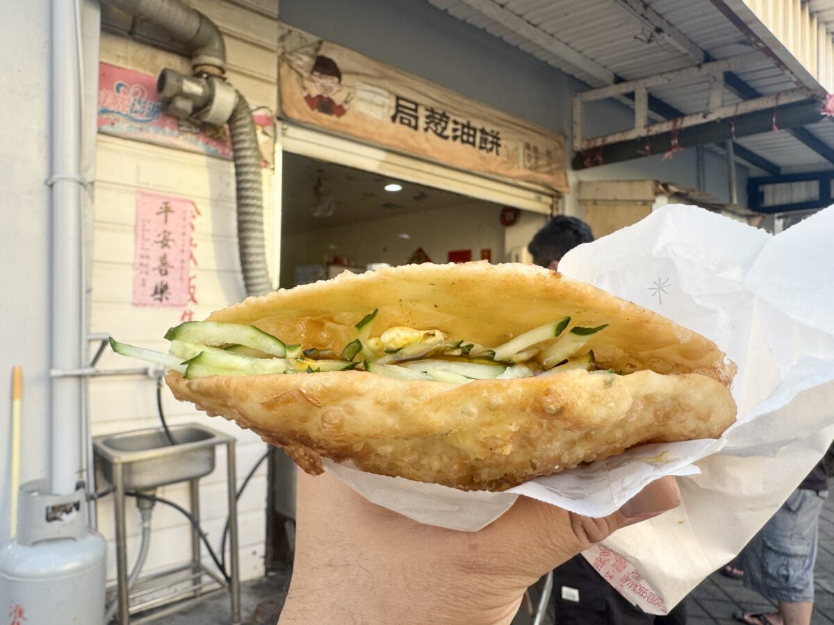 【澎湖馬公美食】郵局蔥油餅 2025:澎湖花火節人氣排隊必吃美食,小黃瓜絲隨你加,特調辣椒醬油會麻嘴唇!6909 【澎湖馬公美食】郵局蔥油餅 2025:澎湖花火節人氣排隊必吃美食,小黃瓜絲隨你加,特調辣椒醬油會麻嘴唇!6909