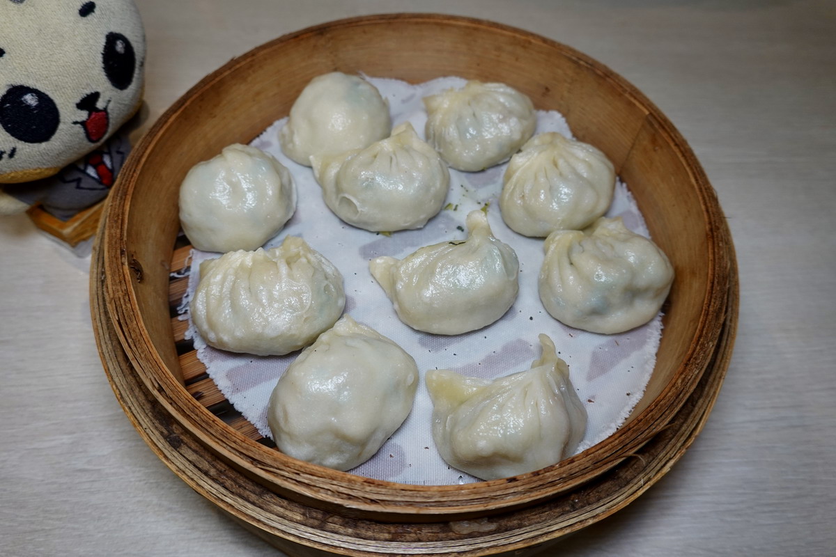 【台北小巨蛋站美食】小上海林師傅 2025：1966年創立上海點心老店，小籠湯包、油豆腐細粉、湖州粽子充滿懷舊風味，平價樸實上班族和家庭客都喜歡 7029