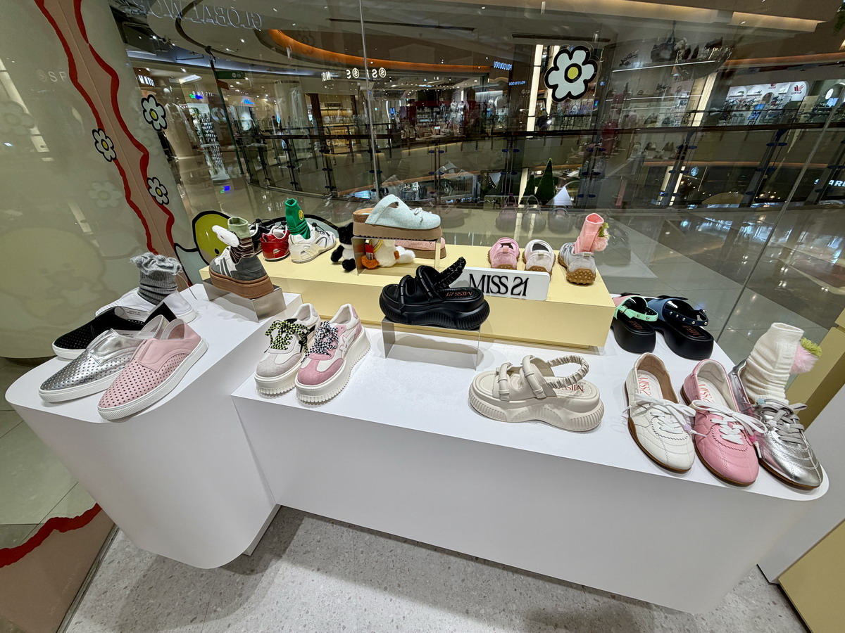 【桃園中壢生活】大江國際購物中心 2026：母親節就帶媽媽出巡，來大江國際購物中心逛街購物吃美食，讓媽咪嗨翻天！全國獨家全年免費停車，大江是真正桃園之光 