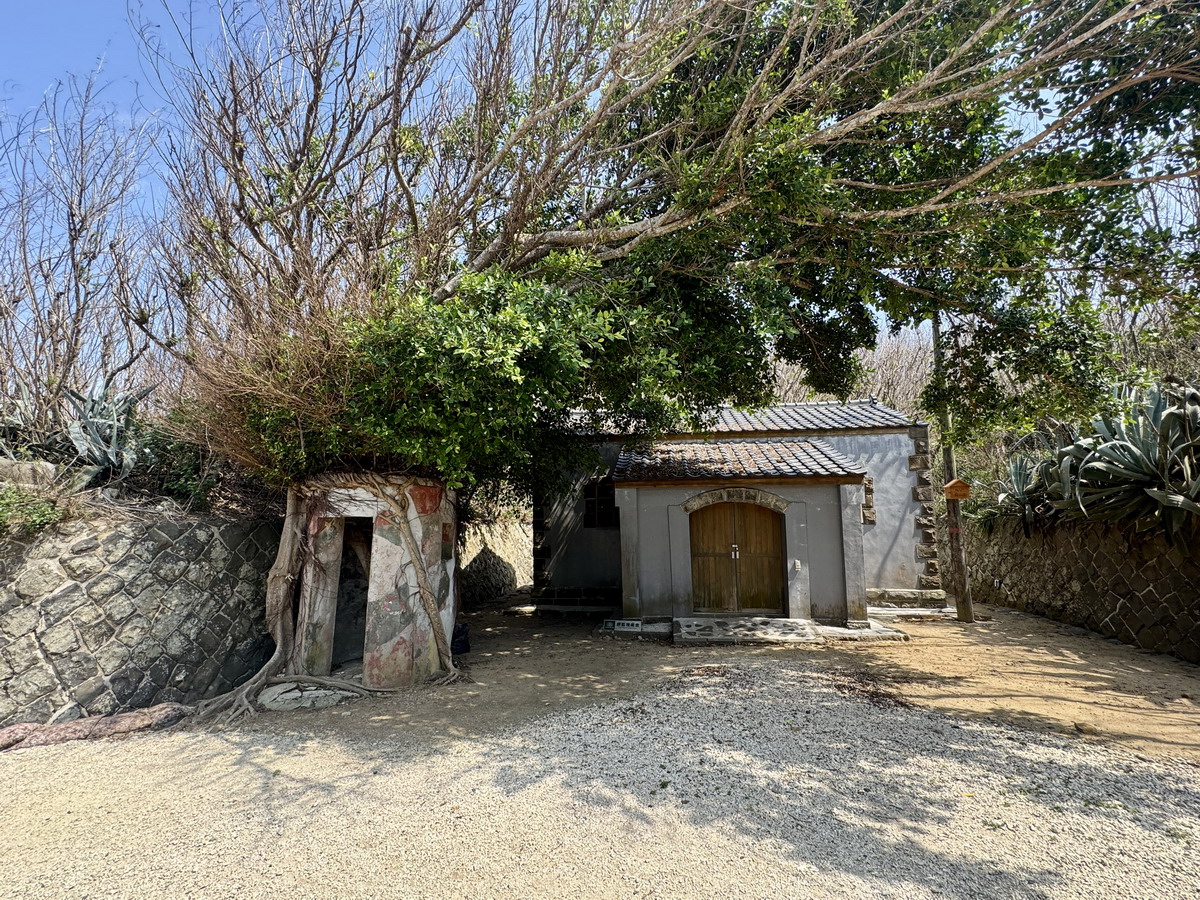 【澎湖西嶼鄉旅遊】西嶼彈藥本庫軍事文化園區 2025:真正「銅牆鐵壁」,澎湖超酷打卡景點,國定古蹟彈藥庫意外變身拍照聖地(附東鼻頭震洋艇格納壕介紹)6912 【澎湖西嶼鄉旅遊】西嶼彈藥本庫軍事文化園區 2025:真正「銅牆鐵壁」,澎湖超酷打卡景點,國定古蹟彈藥庫意外變身拍照聖地(附東鼻頭震洋艇格納壕介紹)6912