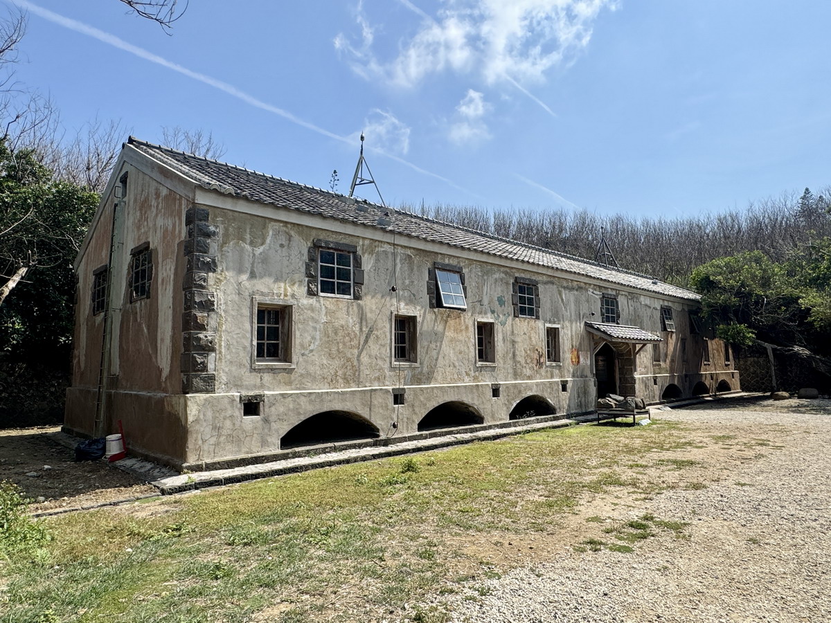 【澎湖西嶼鄉旅遊】西嶼彈藥本庫軍事文化園區 2025:真正「銅牆鐵壁」,澎湖超酷打卡景點,國定古蹟彈藥庫意外變身拍照聖地(附東鼻頭震洋艇格納壕介紹)6912 【澎湖西嶼鄉旅遊】西嶼彈藥本庫軍事文化園區 2025:真正「銅牆鐵壁」,澎湖超酷打卡景點,國定古蹟彈藥庫意外變身拍照聖地(附東鼻頭震洋艇格納壕介紹)6912