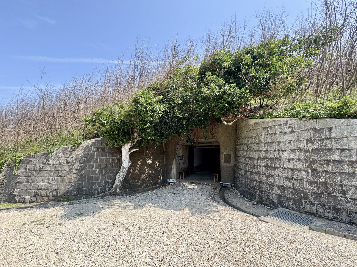 【澎湖西嶼鄉旅遊】西嶼彈藥本庫軍事文化園區 2025:真正「銅牆鐵壁」,澎湖超酷打卡景點,國定古蹟彈藥庫意外變身拍照聖地(附東鼻頭震洋艇格納壕介紹)6912 【澎湖西嶼鄉旅遊】西嶼彈藥本庫軍事文化園區 2025:真正「銅牆鐵壁」,澎湖超酷打卡景點,國定古蹟彈藥庫意外變身拍照聖地(附東鼻頭震洋艇格納壕介紹)6912