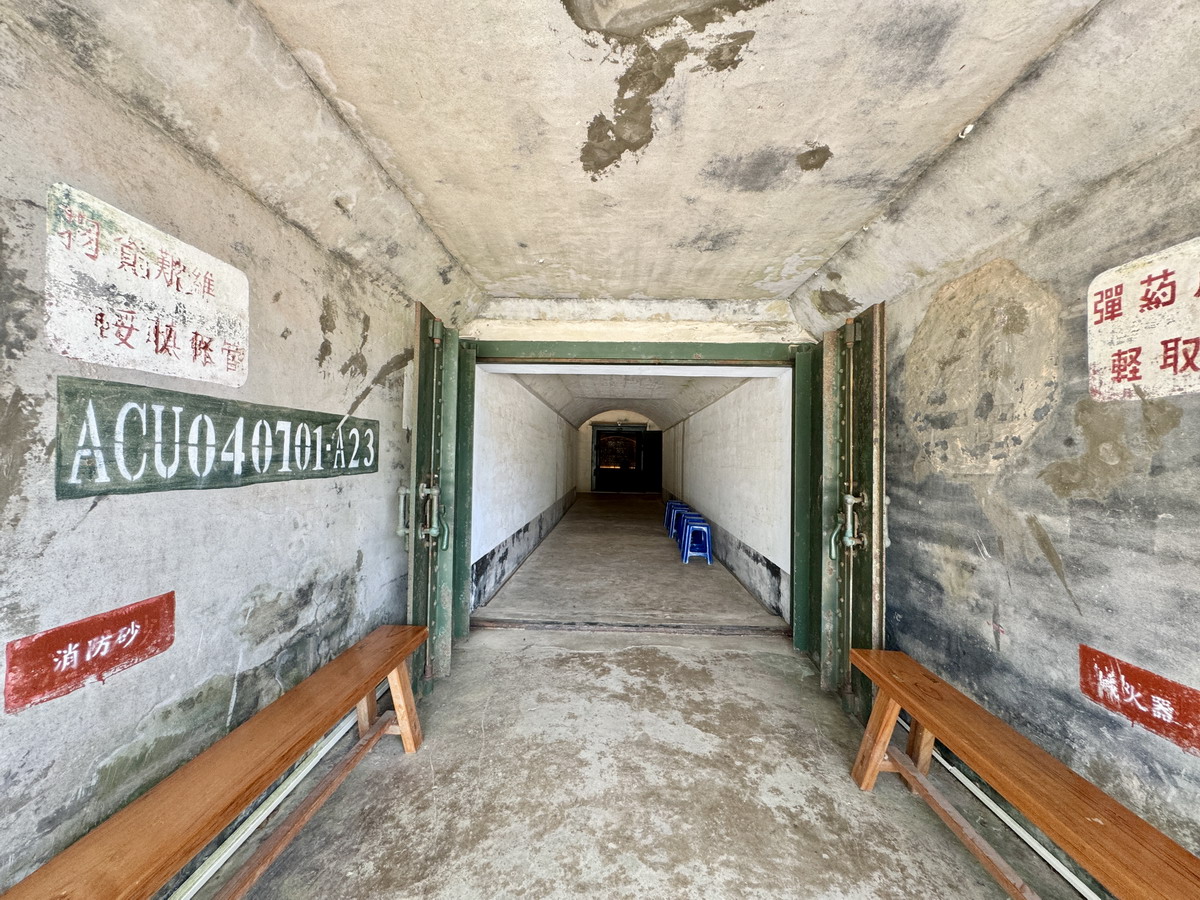 【澎湖西嶼鄉旅遊】西嶼彈藥本庫軍事文化園區 2025:真正「銅牆鐵壁」,澎湖超酷打卡景點,國定古蹟彈藥庫意外變身拍照聖地(附東鼻頭震洋艇格納壕介紹)6912 【澎湖西嶼鄉旅遊】西嶼彈藥本庫軍事文化園區 2025:真正「銅牆鐵壁」,澎湖超酷打卡景點,國定古蹟彈藥庫意外變身拍照聖地(附東鼻頭震洋艇格納壕介紹)6912