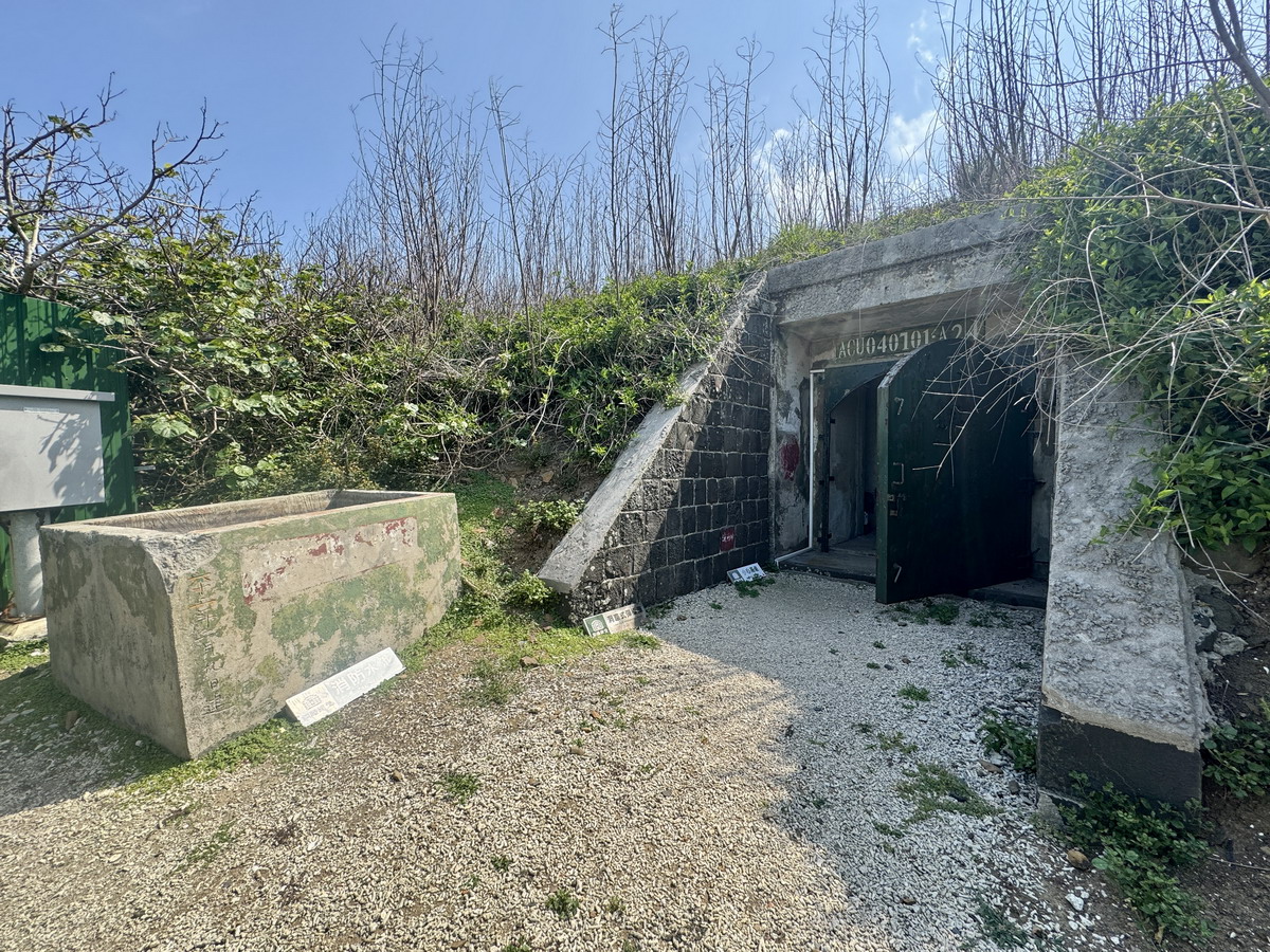 【澎湖西嶼鄉旅遊】西嶼彈藥本庫軍事文化園區 2025:真正「銅牆鐵壁」,澎湖超酷打卡景點,國定古蹟彈藥庫意外變身拍照聖地(附東鼻頭震洋艇格納壕介紹)6912 【澎湖西嶼鄉旅遊】西嶼彈藥本庫軍事文化園區 2025:真正「銅牆鐵壁」,澎湖超酷打卡景點,國定古蹟彈藥庫意外變身拍照聖地(附東鼻頭震洋艇格納壕介紹)6912