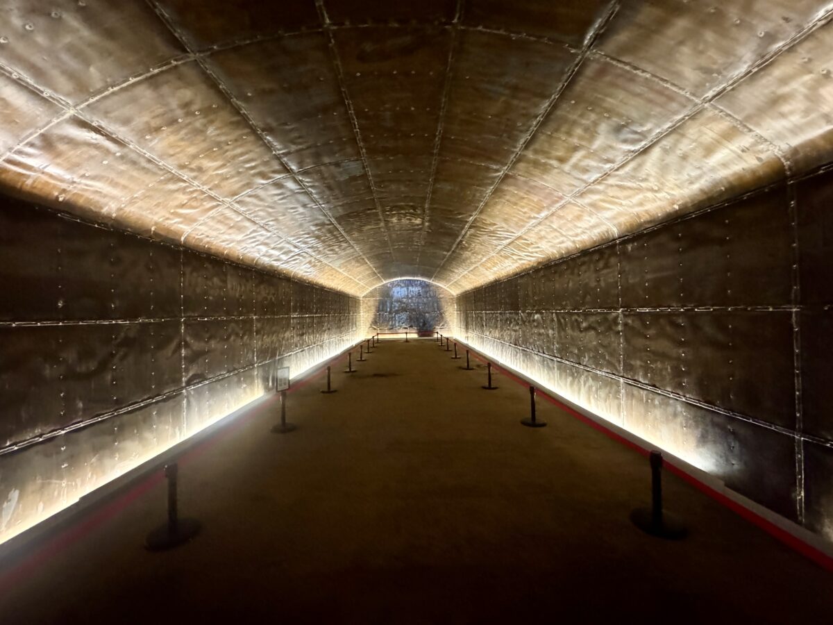 【澎湖西嶼鄉旅遊】西嶼彈藥本庫軍事文化園區 2025:真正「銅牆鐵壁」,澎湖超酷打卡景點,國定古蹟彈藥庫意外變身拍照聖地(附東鼻頭震洋艇格納壕介紹)6912 【澎湖西嶼鄉旅遊】西嶼彈藥本庫軍事文化園區 2025:真正「銅牆鐵壁」,澎湖超酷打卡景點,國定古蹟彈藥庫意外變身拍照聖地(附東鼻頭震洋艇格納壕介紹)6912