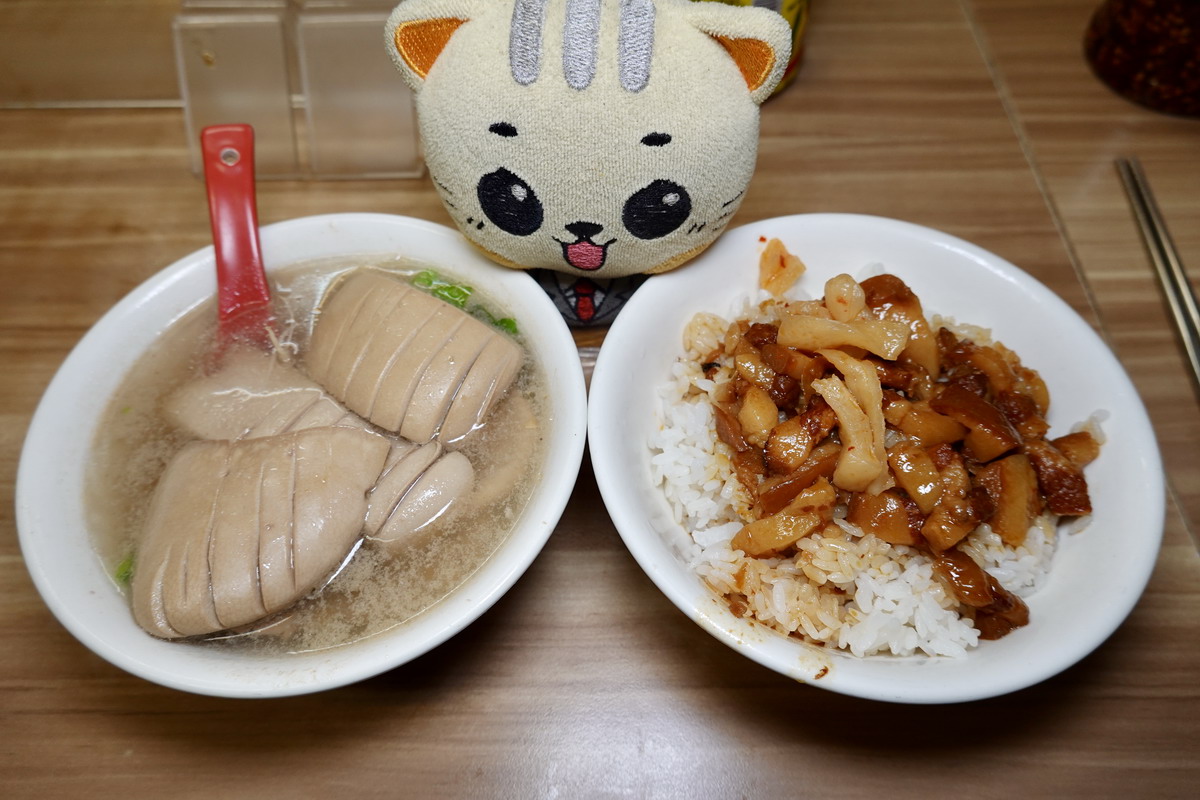 即時熱門文章：【台北永春站美食】施家麻油腰花 2025：麻油料理排隊名店，1973年創立，麻油雞、腰花、豬心都厲害，配碗滷肉飯就是台灣味 6913
