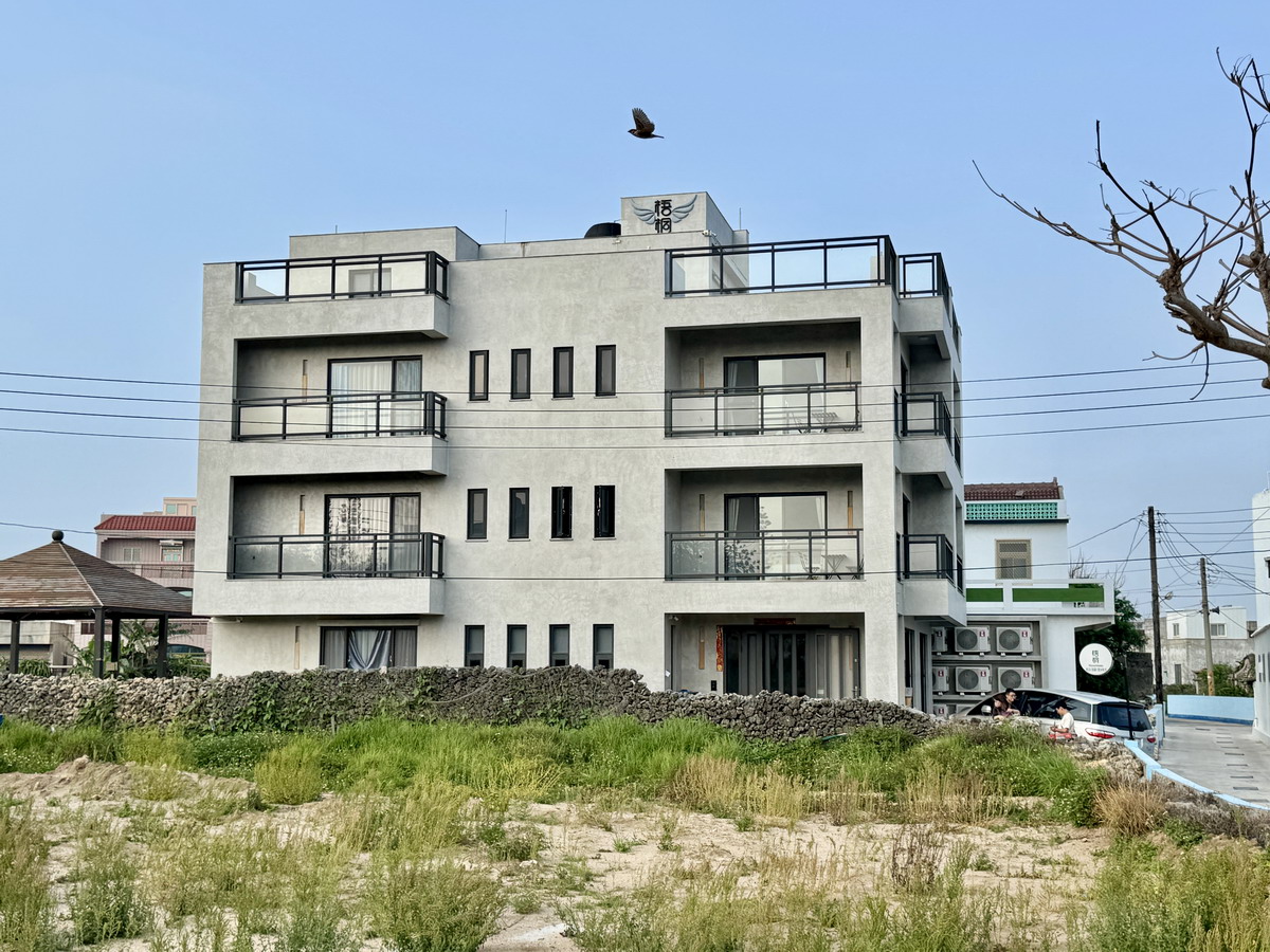 【澎湖湖西鄉民宿】梧桐民宿:散步就到林投黃金沙灘,適合親子戲水玩沙,房間大到可以奔跑,到澎湖度假就是要這麼放鬆 6916 【澎湖湖西鄉民宿】梧桐民宿:散步就到林投黃金沙灘,適合親子戲水玩沙,房間大到可以奔跑,到澎湖度假就是要這麼放鬆 6916