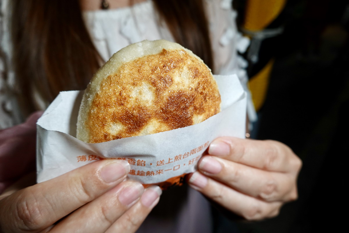 【澎湖馬公市美食】澎湖老家餡餅 2025:會爆漿噴汁的餡餅,澎湖花火節熱門排隊美食,吃的時候請小心謹慎並準備溼紙巾 6921 【澎湖馬公市美食】澎湖老家餡餅 2025:會爆漿噴汁的餡餅,澎湖花火節熱門排隊美食,吃的時候請小心謹慎並準備溼紙巾 6921