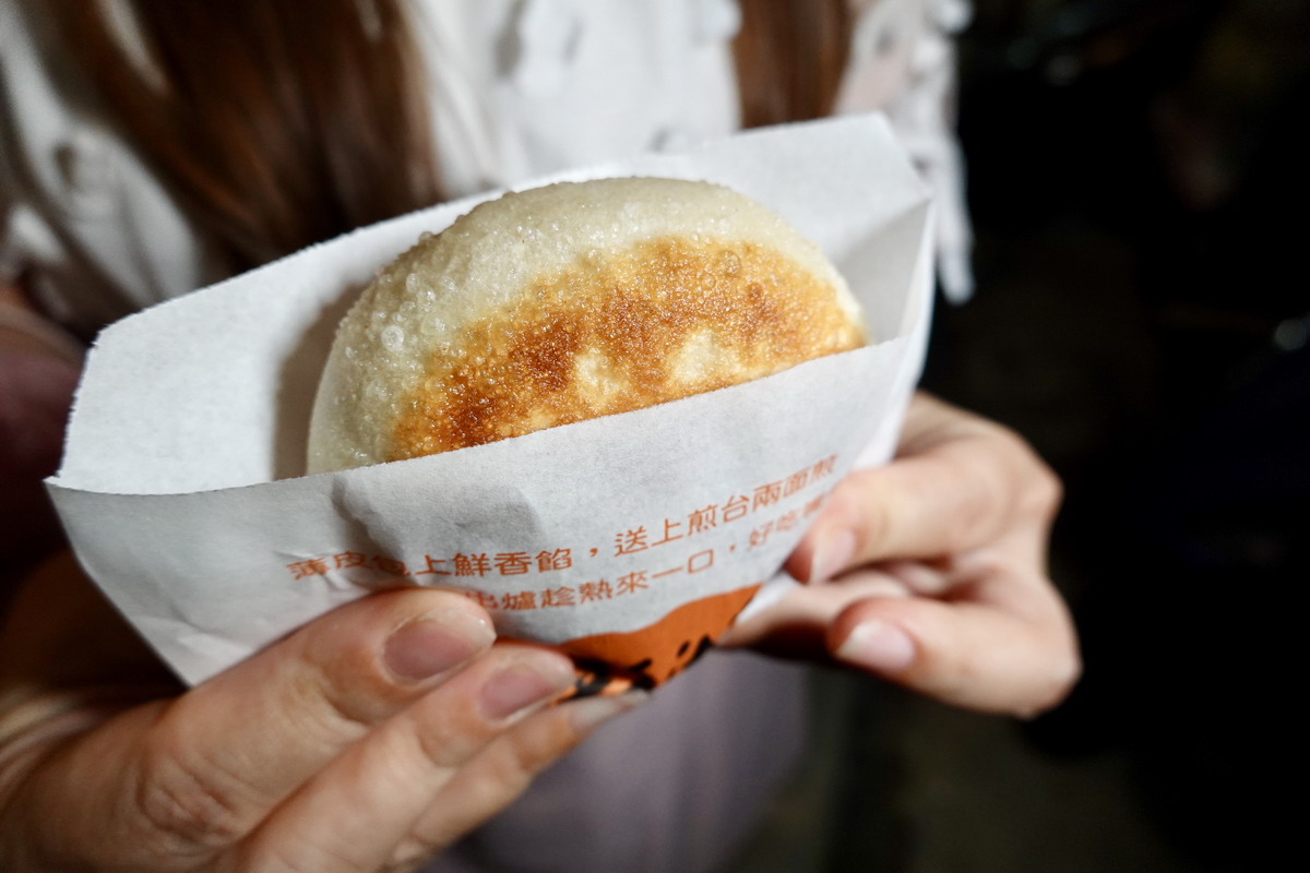 【澎湖馬公市美食】澎湖老家餡餅 2025:會爆漿噴汁的餡餅,澎湖花火節熱門排隊美食,吃的時候請小心謹慎並準備溼紙巾 6921 【澎湖馬公市美食】澎湖老家餡餅 2025:會爆漿噴汁的餡餅,澎湖花火節熱門排隊美食,吃的時候請小心謹慎並準備溼紙巾 6921