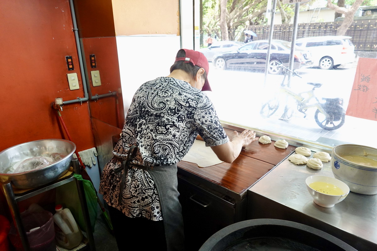 【台北台大醫院站美食】種福園懷寧本店 2025:來人啊!餵大爺吃餅!現做手工斤餅包熱炒菜,京醬肉絲、炒蝦仁必點,好吃又有特色 6924 【台北台大醫院站美食】種福園懷寧本店 2025:來人啊!餵大爺吃餅!現做手工斤餅包熱炒菜,京醬肉絲、炒蝦仁必點,好吃又有特色 6924