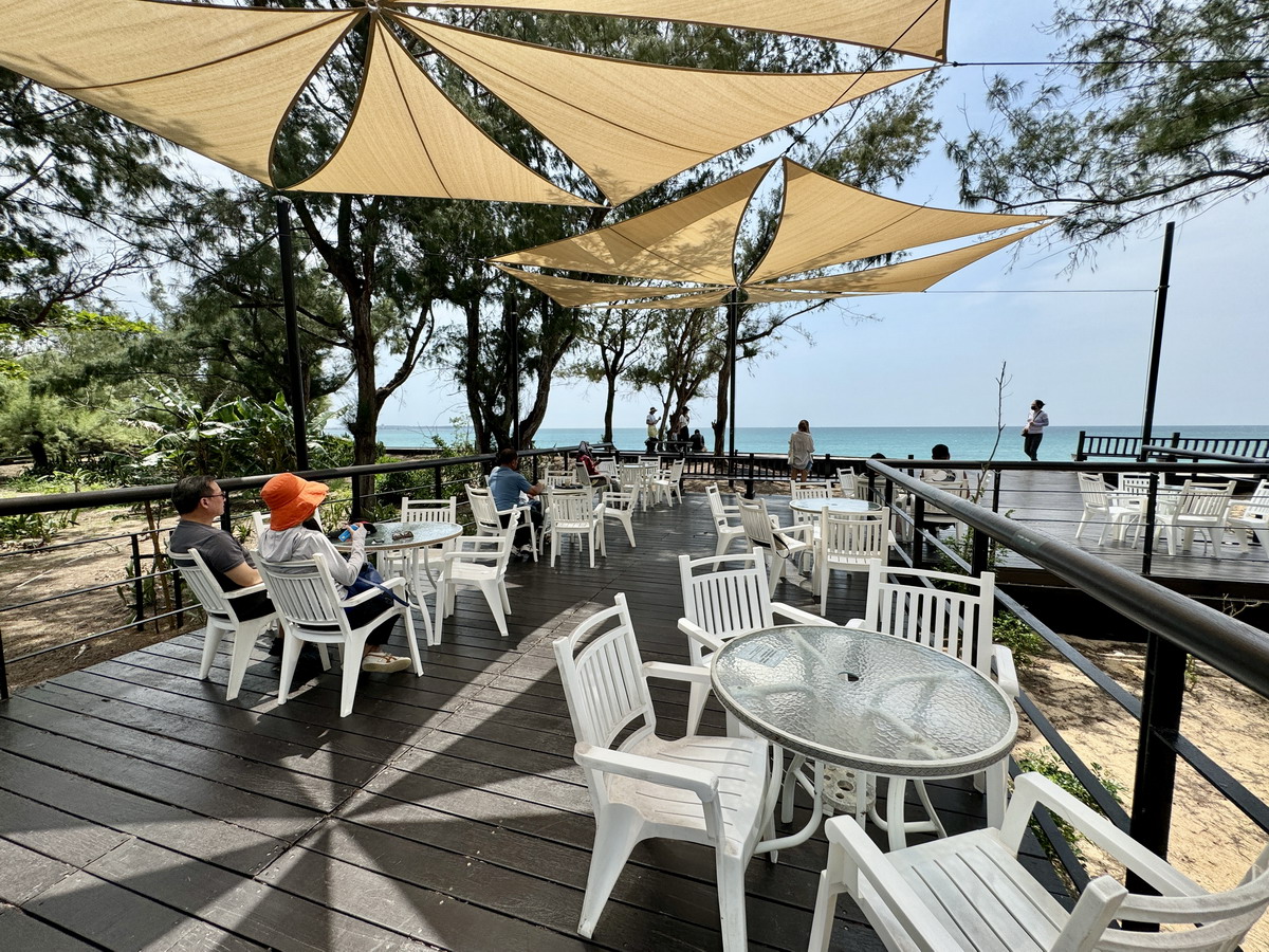 【澎湖胡西鄉美食】及林春咖啡館 2025:坐擁無敵海景的秘境咖啡廳,澎湖最Chill咖啡廳,適合親子戲水、發呆放空與日光浴,來過就會愛上 6926 【澎湖胡西鄉美食】及林春咖啡館 2025:坐擁無敵海景的秘境咖啡廳,澎湖最Chill咖啡廳,適合親子戲水、發呆放空與日光浴,來過就會愛上 6926
