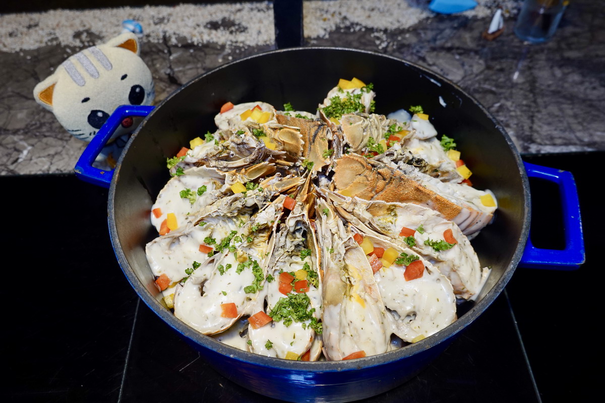 【台北忠孝復興站美食】台北福華大飯店彩虹座 Rainbow Terrace 2025:降價!史無前例Buffet吃到飽自助餐佛心調降價格,餐點內容卻升級,海鮮交響曲主題大豐收,松葉蟹腳、蝦菇、干貝、海鮮桶、肋眼牛排、炙燒牛舌吃到飽 6939 【台北忠孝復興站美食】台北福華大飯店彩虹座 Rainbow Terrace 2025:降價!史無前例Buffet吃到飽自助餐佛心調降價格,餐點內容卻升級,海鮮交響曲主題大豐收,松葉蟹腳、蝦菇、干貝、海鮮桶、肋眼牛排、炙燒牛舌吃到飽 6939