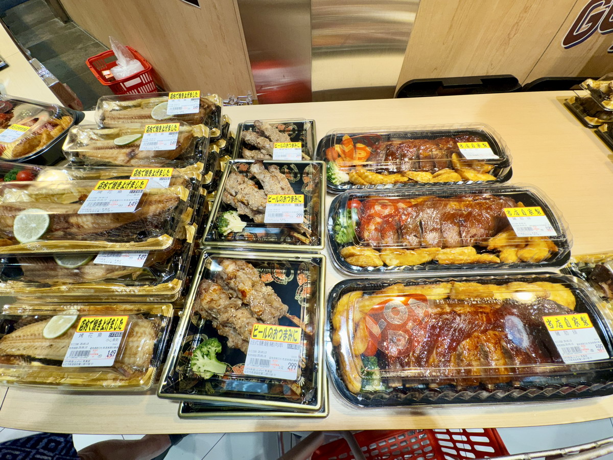 【台北南港軟體園區站】樂比亞日本超市 LOPIA LaLaport 南港店 2025：可以當餐廳吃的超市！南港LaLaport超人氣商店，來自日本、日系食品多，熟食及食材精彩，好好買 6940