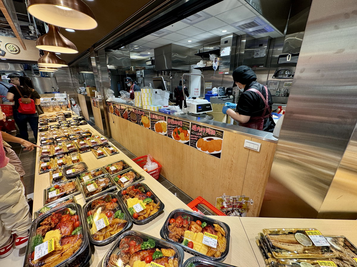 【台北南港軟體園區站】樂比亞日本超市 LOPIA LaLaport 南港店 2025：可以當餐廳吃的超市！南港LaLaport超人氣商店，來自日本、日系食品多，熟食及食材精彩，好好買 6940