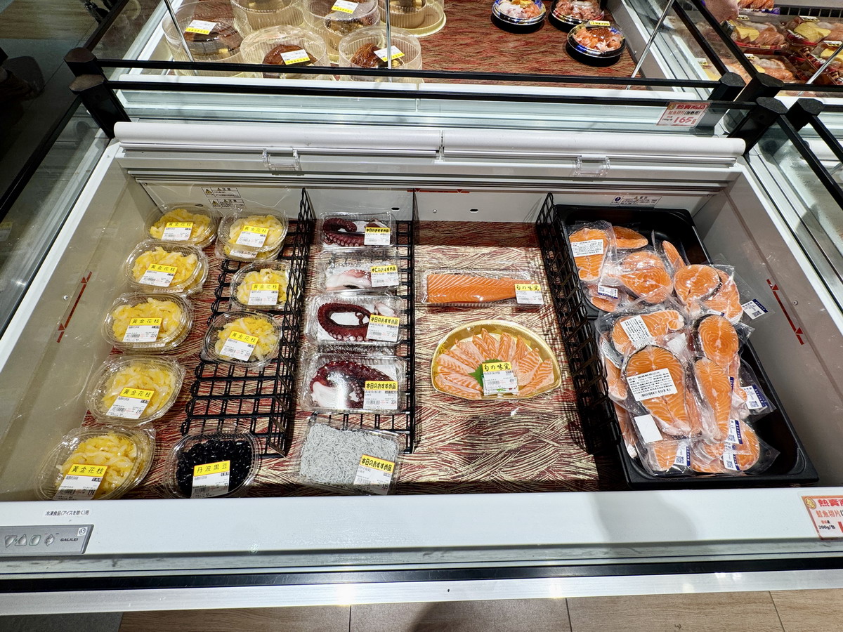 【台北南港軟體園區站】樂比亞日本超市 LOPIA LaLaport 南港店 2025：可以當餐廳吃的超市！南港LaLaport超人氣商店，來自日本、日系食品多，熟食及食材精彩，好好買 6940