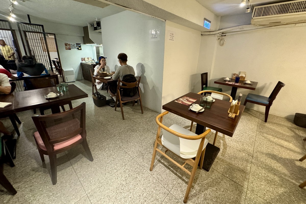 【台北忠孝復興站美食】十二月粥品、茶飲、私房菜大安店 2025:「輝達」黃仁勳帶全家老小一起來吃粥、喝茶配熱炒菜(附黃仁勳菜單) 6941 【台北忠孝復興站美食】十二月粥品、茶飲、私房菜大安店 2025:「輝達」黃仁勳帶全家老小一起來吃粥、喝茶配熱炒菜(附黃仁勳菜單) 6941