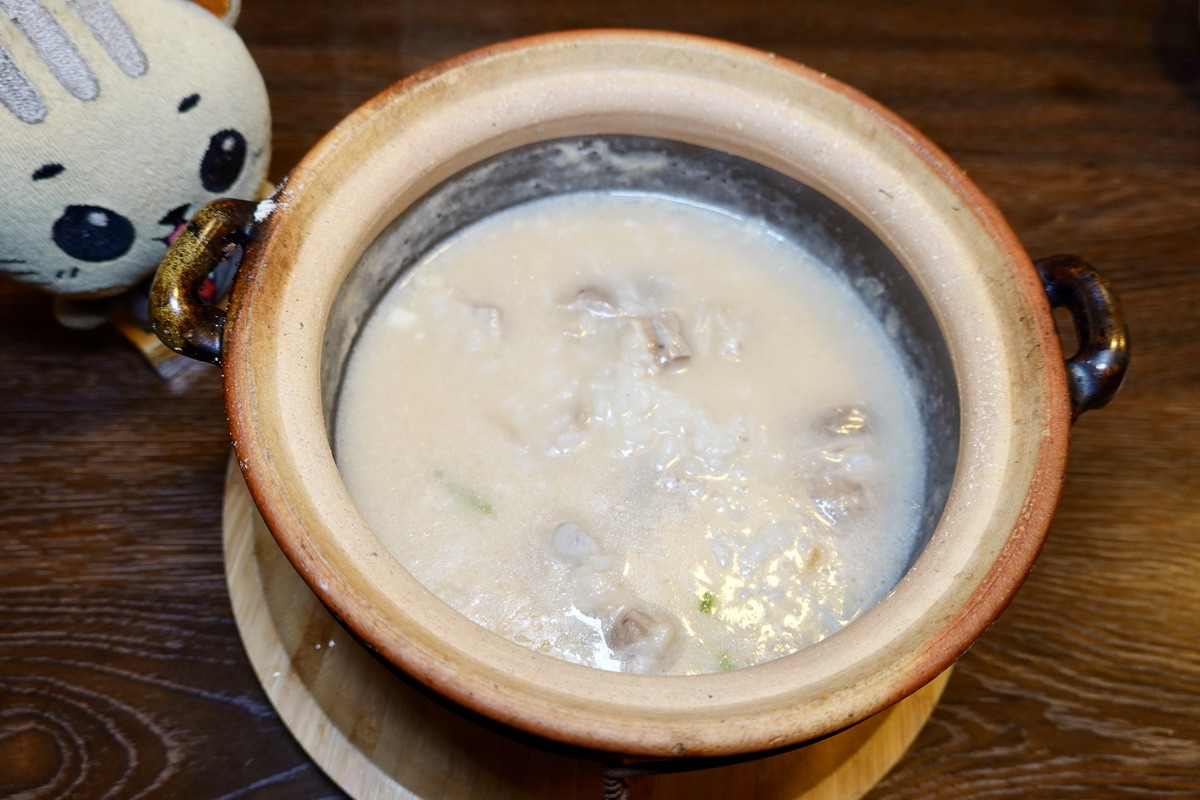 【台北忠孝復興站美食】十二月粥品、茶飲、私房菜大安店 2025:「輝達」黃仁勳帶全家老小一起來吃粥、喝茶配熱炒菜(附黃仁勳菜單) 6941 【台北忠孝復興站美食】十二月粥品、茶飲、私房菜大安店 2025:「輝達」黃仁勳帶全家老小一起來吃粥、喝茶配熱炒菜(附黃仁勳菜單) 6941