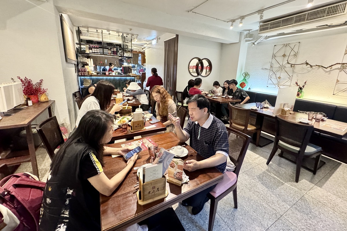 【台北忠孝復興站美食】十二月粥品、茶飲、私房菜大安店 2025:「輝達」黃仁勳帶全家老小一起來吃粥、喝茶配熱炒菜(附黃仁勳菜單) 6941 【台北忠孝復興站美食】十二月粥品、茶飲、私房菜大安店 2025:「輝達」黃仁勳帶全家老小一起來吃粥、喝茶配熱炒菜(附黃仁勳菜單) 6941