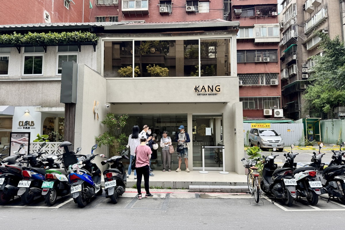 【台北南京復興站美食】KANG Artisan Bakery 康氏職人烘焙坊 2025:「輝達」執行長黃仁勳愛吃的杏仁可頌,從低調無名變成排隊店 6953 【台北南京復興站美食】KANG Artisan Bakery 康氏職人烘焙坊 2025:「輝達」執行長黃仁勳愛吃的杏仁可頌,從低調無名變成排隊店 6953