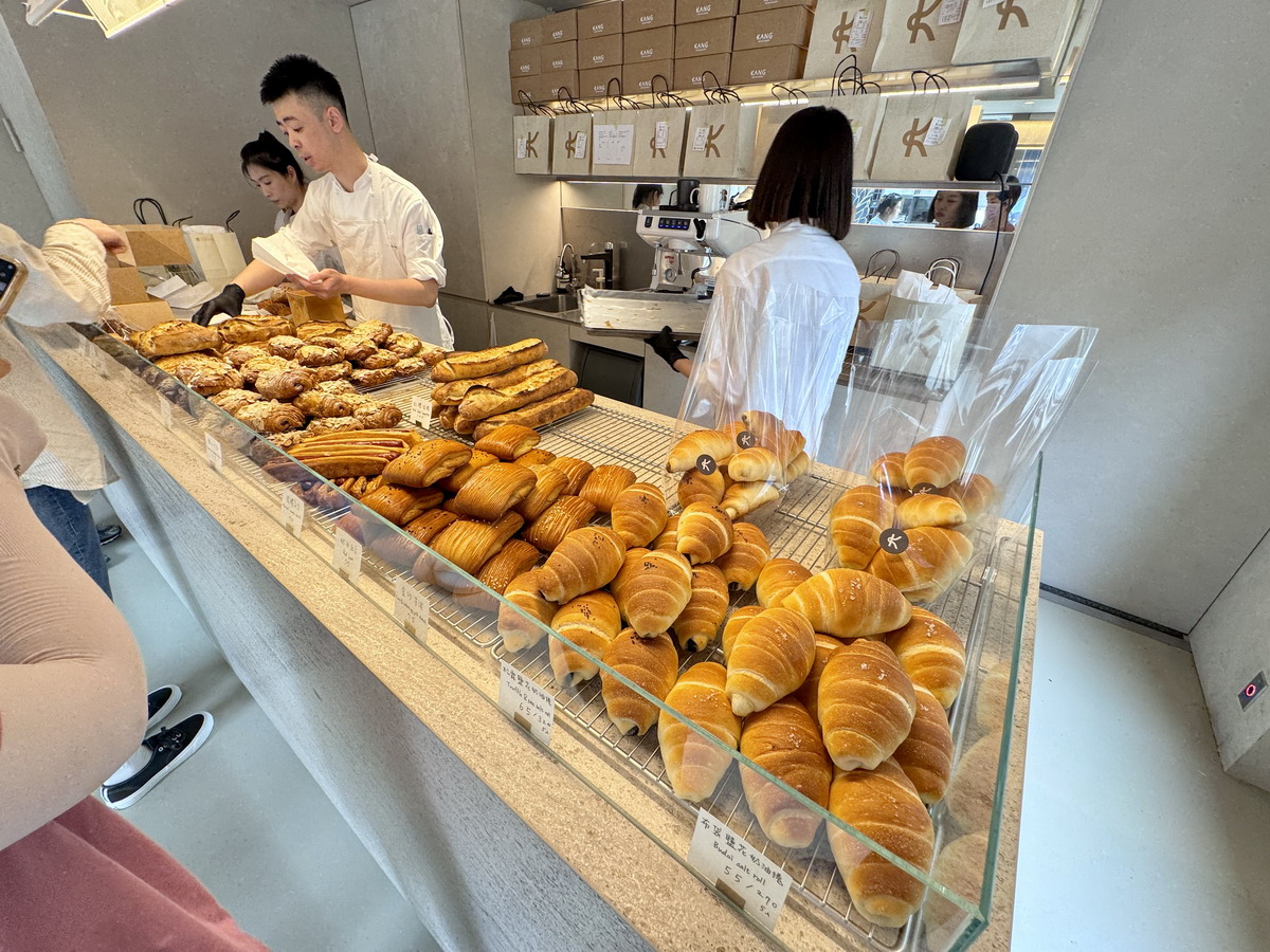 【台北南京復興站美食】KANG Artisan Bakery 康氏職人烘焙坊 2025:「輝達」執行長黃仁勳愛吃的杏仁可頌,從低調無名變成排隊店 6953 【台北南京復興站美食】KANG Artisan Bakery 康氏職人烘焙坊 2025:「輝達」執行長黃仁勳愛吃的杏仁可頌,從低調無名變成排隊店 6953