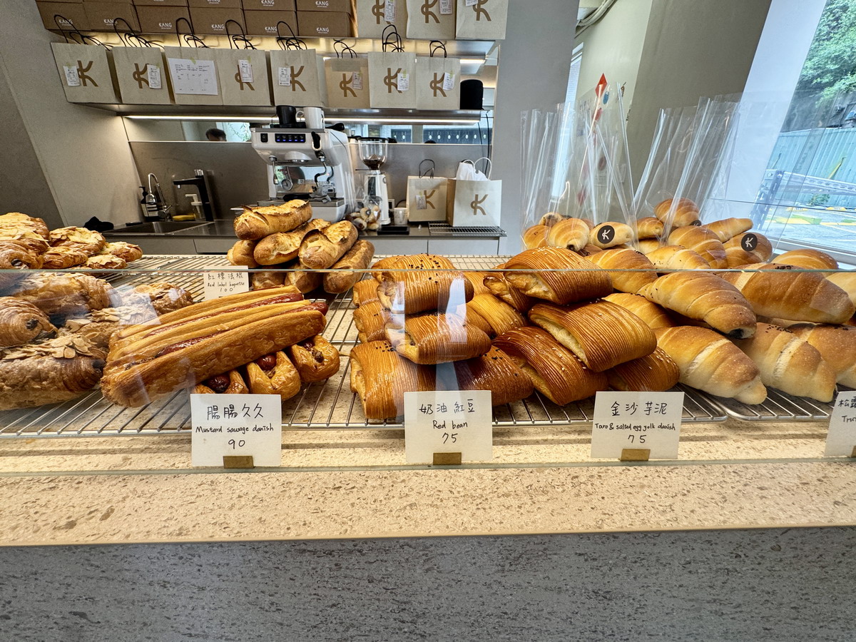 【台北南京復興站美食】KANG Artisan Bakery 康氏職人烘焙坊 2025:「輝達」執行長黃仁勳愛吃的杏仁可頌,從低調無名變成排隊店 6953 【台北南京復興站美食】KANG Artisan Bakery 康氏職人烘焙坊 2025:「輝達」執行長黃仁勳愛吃的杏仁可頌,從低調無名變成排隊店 6953