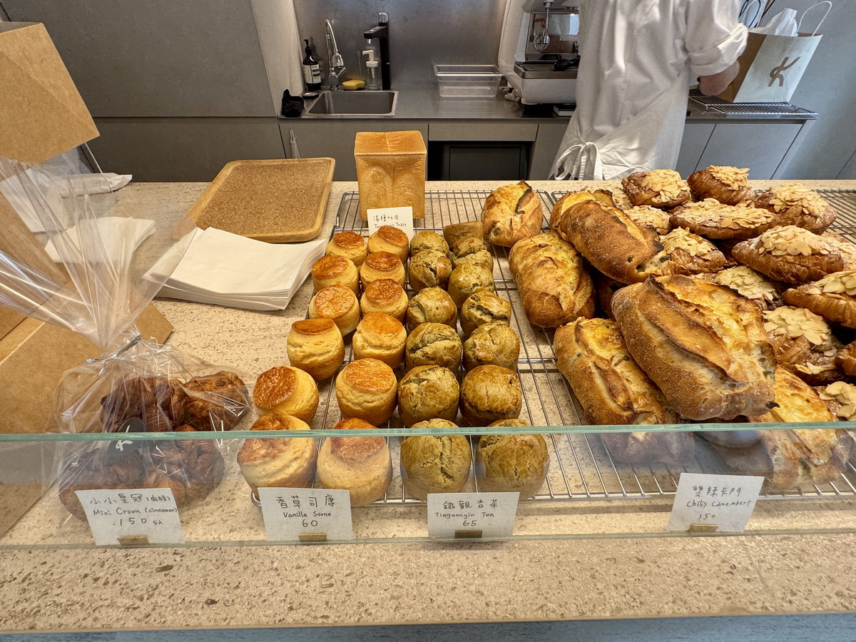 【台北南京復興站美食】KANG Artisan Bakery 康氏職人烘焙坊 2025:「輝達」執行長黃仁勳愛吃的杏仁可頌,從低調無名變成排隊店 6953 【台北南京復興站美食】KANG Artisan Bakery 康氏職人烘焙坊 2025:「輝達」執行長黃仁勳愛吃的杏仁可頌,從低調無名變成排隊店 6953