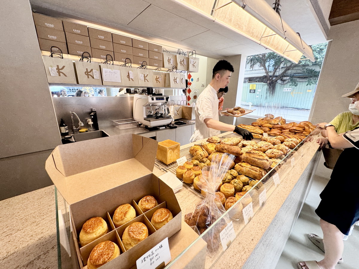 【台北南京復興站美食】KANG Artisan Bakery 康氏職人烘焙坊 2025:「輝達」執行長黃仁勳愛吃的杏仁可頌,從低調無名變成排隊店 6953 【台北南京復興站美食】KANG Artisan Bakery 康氏職人烘焙坊 2025:「輝達」執行長黃仁勳愛吃的杏仁可頌,從低調無名變成排隊店 6953