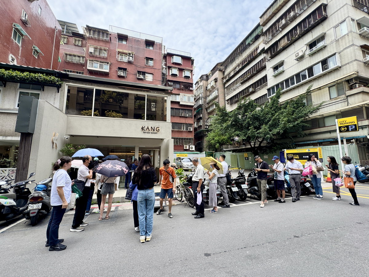 【台北南京復興站美食】KANG Artisan Bakery 康氏職人烘焙坊 2025:「輝達」執行長黃仁勳愛吃的杏仁可頌,從低調無名變成排隊店 6953 【台北南京復興站美食】KANG Artisan Bakery 康氏職人烘焙坊 2025:「輝達」執行長黃仁勳愛吃的杏仁可頌,從低調無名變成排隊店 6953