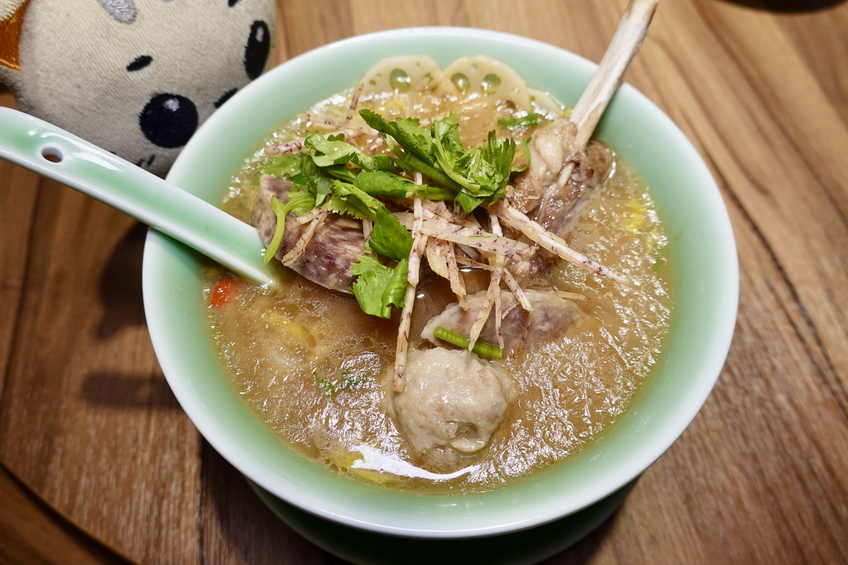 【台北善導寺站美食】青嬌膠原麵館 2025:來碗充滿膠原蛋白的黃金雞燉湯吧!8小時慢火煨燉,一個人就可以享受,小菜強大不要錯過 6959 【台北善導寺站美食】青嬌膠原麵館 2025:來碗充滿膠原蛋白的黃金雞燉湯吧!8小時慢火煨燉,一個人就可以享受,小菜強大不要錯過 6959