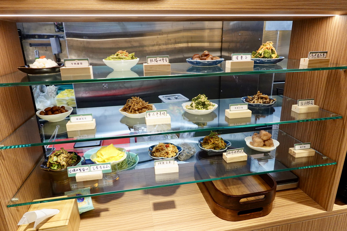 【台北善導寺站美食】青嬌膠原麵館 2025:來碗充滿膠原蛋白的黃金雞燉湯吧!8小時慢火煨燉,一個人就可以享受,小菜強大不要錯過 6959 【台北善導寺站美食】青嬌膠原麵館 2025:來碗充滿膠原蛋白的黃金雞燉湯吧!8小時慢火煨燉,一個人就可以享受,小菜強大不要錯過 6959