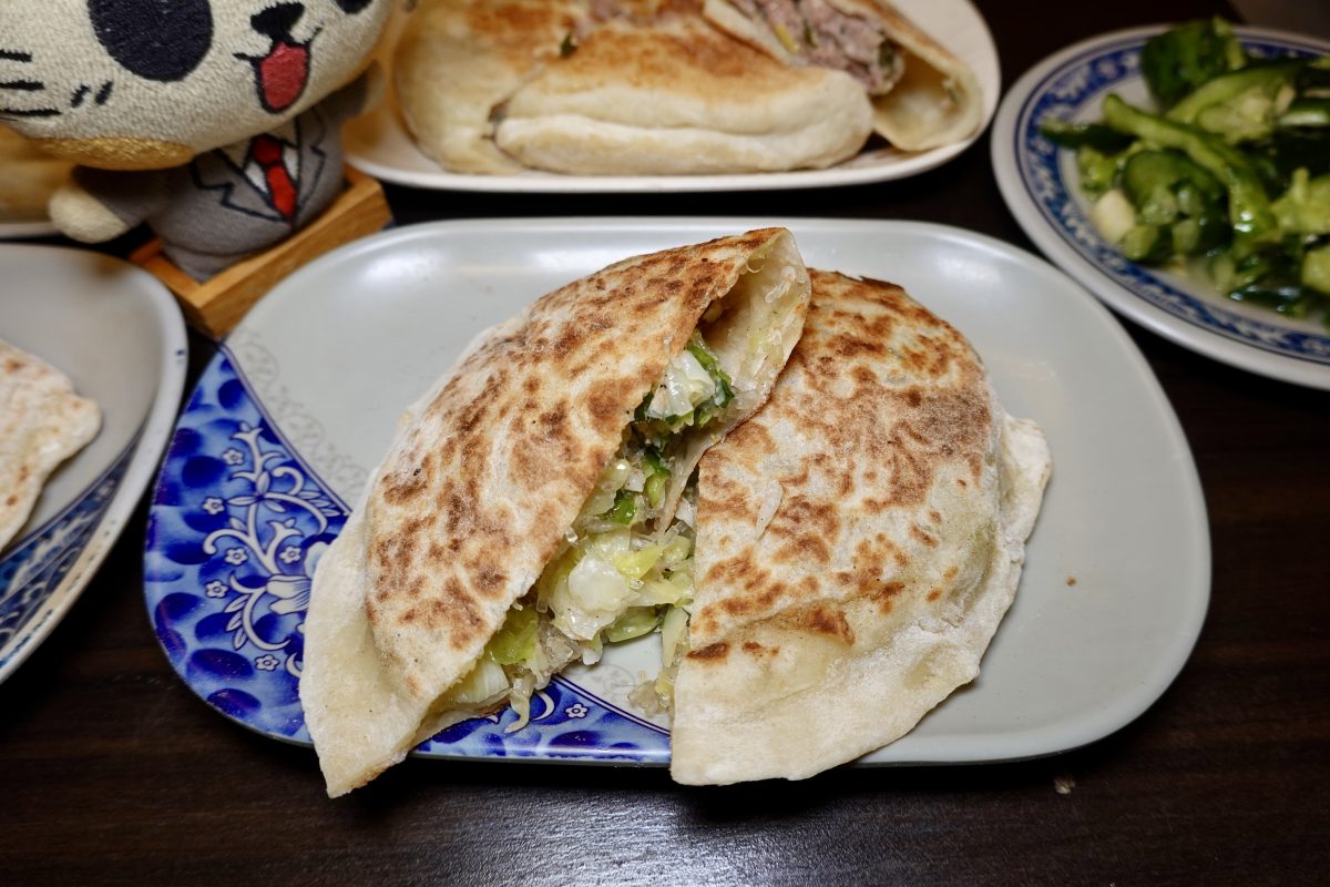 【台北忠孝復興站美食】江蘇菜盒店 2026：東區隱藏版小吃店，韭菜盒、豆腐捲都好吃，乾烙做法清爽不油膩，還有必吃豬肉餡餅 7222