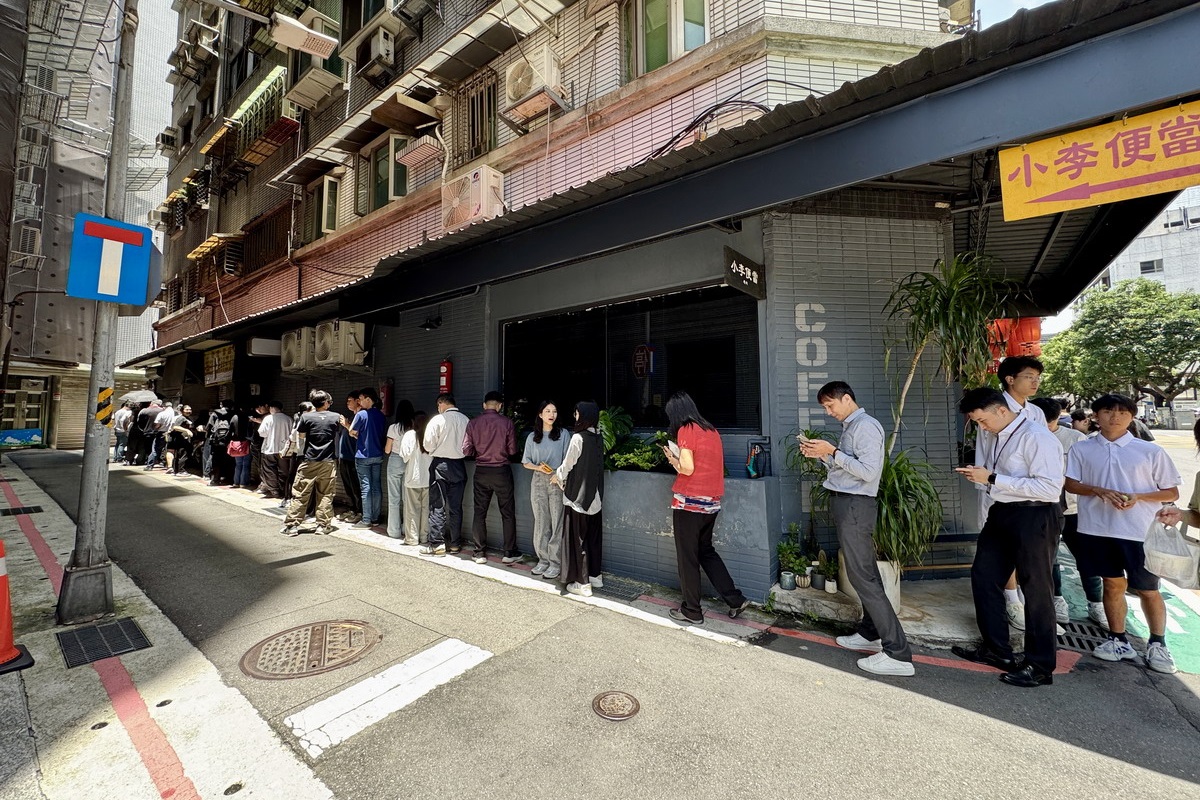 【台北善導寺站美食】小李便當店 2025:排骨飯90,CP值爆表,隱藏在小巷中的排隊便當店,每天只營業3小時,據說是小雞飯的始祖,上班族荷包救星 6964 【台北善導寺站美食】小李便當店 2025:排骨飯90,CP值爆表,隱藏在小巷中的排隊便當店,每天只營業3小時,據說是小雞飯的始祖,上班族荷包救星 6964