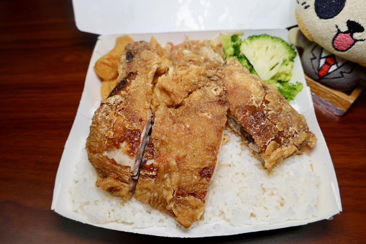 【台北善導寺站美食】小李便當店 2025:排骨飯90,CP值爆表,隱藏在小巷中的排隊便當店,每天只營業3小時,據說是小雞飯的始祖,上班族荷包救星 6964 【台北善導寺站美食】小李便當店 2025:排骨飯90,CP值爆表,隱藏在小巷中的排隊便當店,每天只營業3小時,據說是小雞飯的始祖,上班族荷包救星 6964