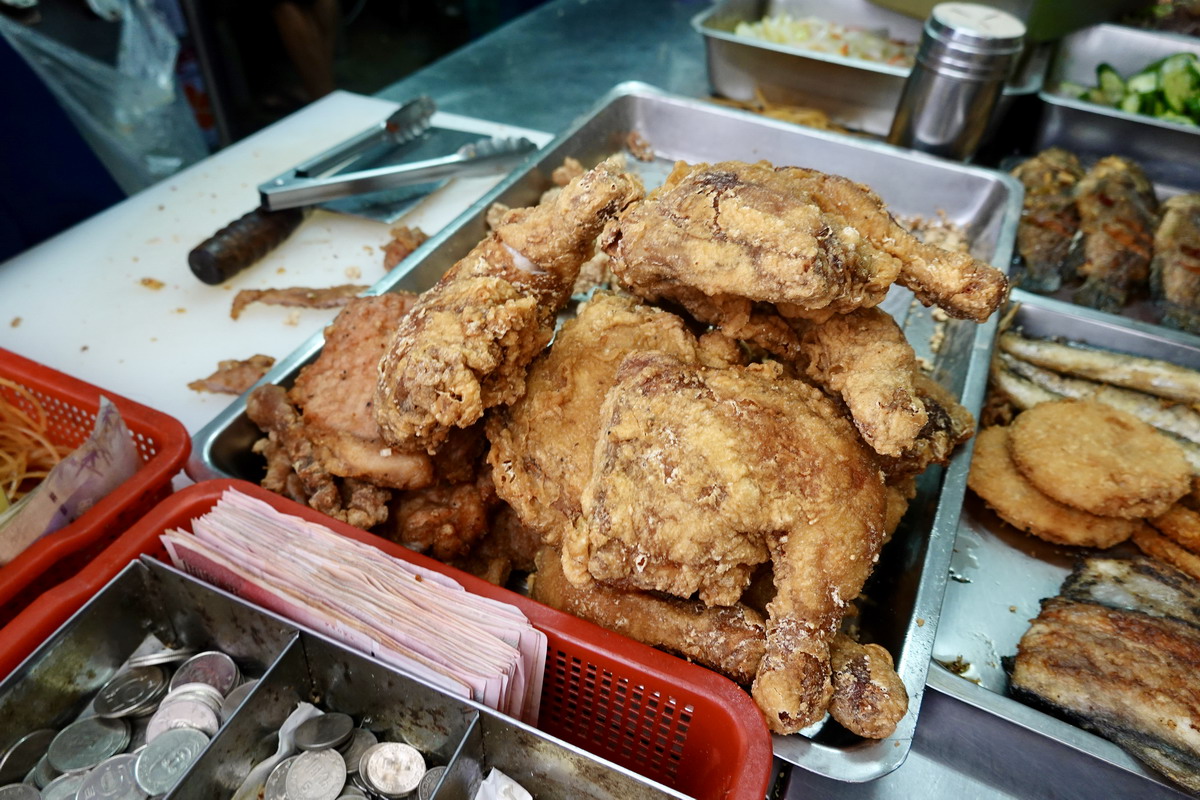 【台北善導寺站美食】小李便當店 2025:排骨飯90,CP值爆表,隱藏在小巷中的排隊便當店,每天只營業3小時,據說是小雞飯的始祖,上班族荷包救星 6964 【台北善導寺站美食】小李便當店 2025:排骨飯90,CP值爆表,隱藏在小巷中的排隊便當店,每天只營業3小時,據說是小雞飯的始祖,上班族荷包救星 6964