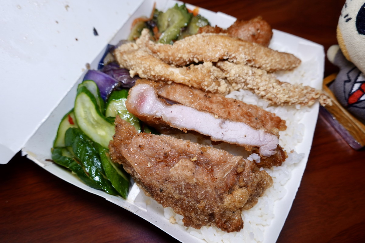 【台北善導寺站美食】小李便當店 2025:排骨飯90,CP值爆表,隱藏在小巷中的排隊便當店,每天只營業3小時,據說是小雞飯的始祖,上班族荷包救星 6964 【台北善導寺站美食】小李便當店 2025:排骨飯90,CP值爆表,隱藏在小巷中的排隊便當店,每天只營業3小時,據說是小雞飯的始祖,上班族荷包救星 6964