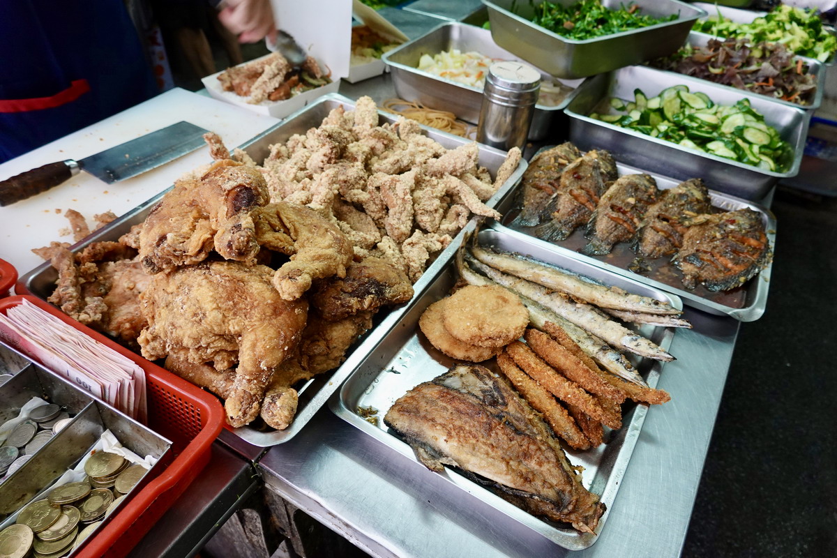 【台北善導寺站美食】小李便當店 2025:排骨飯90,CP值爆表,隱藏在小巷中的排隊便當店,每天只營業3小時,據說是小雞飯的始祖,上班族荷包救星 6964 【台北善導寺站美食】小李便當店 2025:排骨飯90,CP值爆表,隱藏在小巷中的排隊便當店,每天只營業3小時,據說是小雞飯的始祖,上班族荷包救星 6964