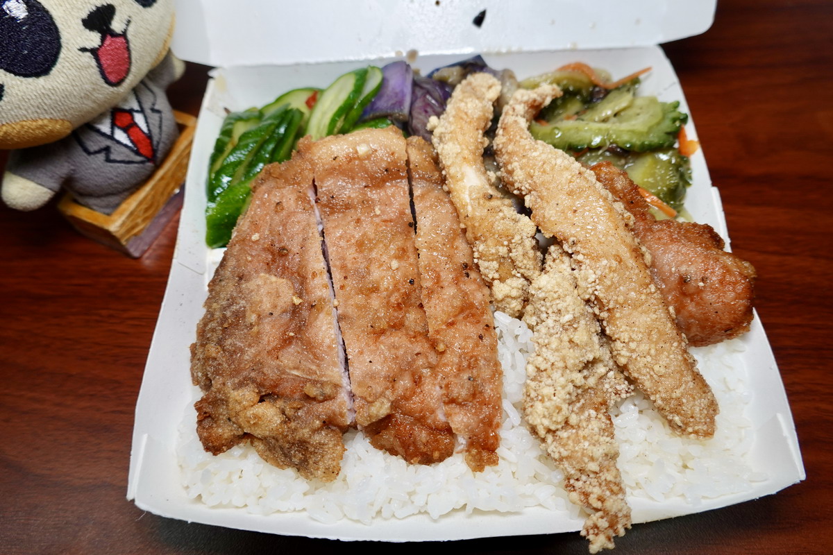 【台北善導寺站美食】小李便當店 2025:排骨飯90,CP值爆表,隱藏在小巷中的排隊便當店,每天只營業3小時,據說是小雞飯的始祖,上班族荷包救星 6964 【台北善導寺站美食】小李便當店 2025:排骨飯90,CP值爆表,隱藏在小巷中的排隊便當店,每天只營業3小時,據說是小雞飯的始祖,上班族荷包救星 6964