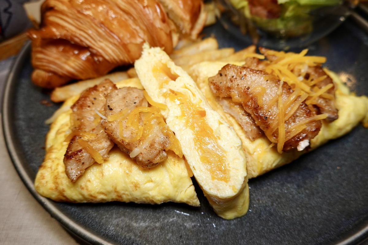 【台北忠孝敦化站美食】早寓早午餐仁愛店 At.First_More 2025:空間寬敞舒適的早午餐,高規格餐點與飲料,放鬆聊天還寵物友善,帶毛小孩一起去用餐 6970 【台北忠孝敦化站美食】早寓早午餐仁愛店 At.First_More 2025:空間寬敞舒適的早午餐,高規格餐點與飲料,放鬆聊天還寵物友善,帶毛小孩一起去用餐 6970