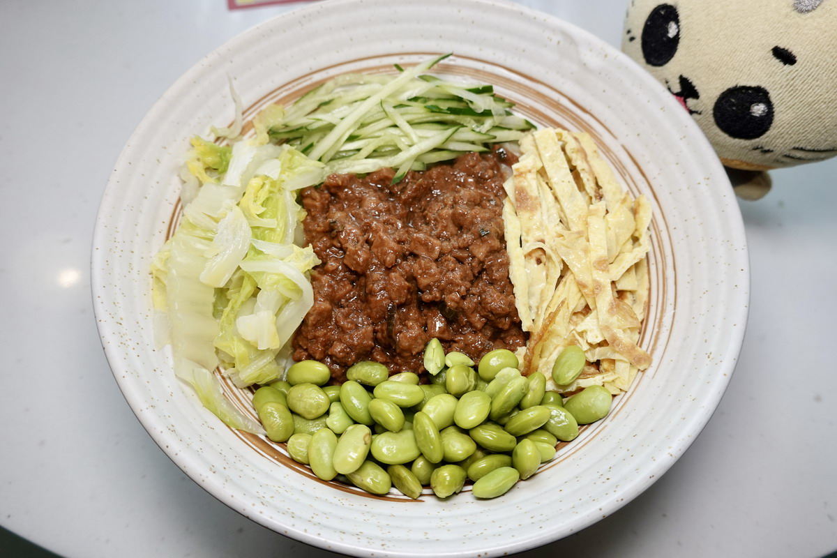 【台北中正紀念堂美食】明星炸醬麵 2025:南門市場美食街的新明星,炸醬麵大碗料多、大滷麵和酸辣湯料多到滿出來、手工水餃皮超彈嫩,高CP值小麵館 6972 【台北中正紀念堂美食】明星炸醬麵 2025:南門市場美食街的新明星,炸醬麵大碗料多、大滷麵和酸辣湯料多到滿出來、手工水餃皮超彈嫩,高CP值小麵館 6972