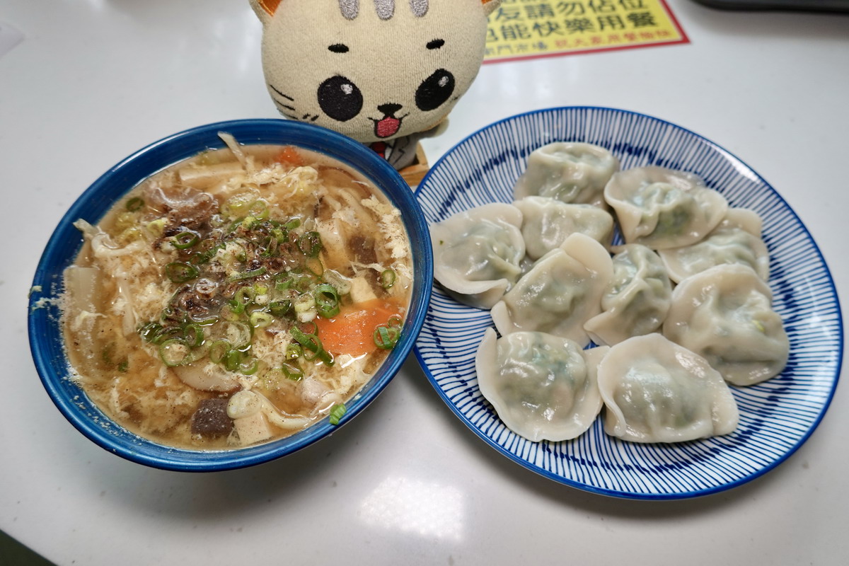 【台北中正紀念堂美食】明星炸醬麵 2025:南門市場美食街的新明星,炸醬麵大碗料多、大滷麵和酸辣湯料多到滿出來、手工水餃皮超彈嫩,高CP值小麵館 6972 【台北中正紀念堂美食】明星炸醬麵 2025:南門市場美食街的新明星,炸醬麵大碗料多、大滷麵和酸辣湯料多到滿出來、手工水餃皮超彈嫩,高CP值小麵館 6972