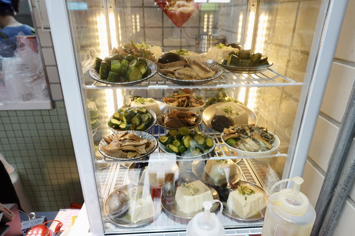 【台北中正紀念堂美食】明星炸醬麵 2025:南門市場美食街的新明星,炸醬麵大碗料多、大滷麵和酸辣湯料多到滿出來、手工水餃皮超彈嫩,高CP值小麵館 6972 【台北中正紀念堂美食】明星炸醬麵 2025:南門市場美食街的新明星,炸醬麵大碗料多、大滷麵和酸辣湯料多到滿出來、手工水餃皮超彈嫩,高CP值小麵館 6972