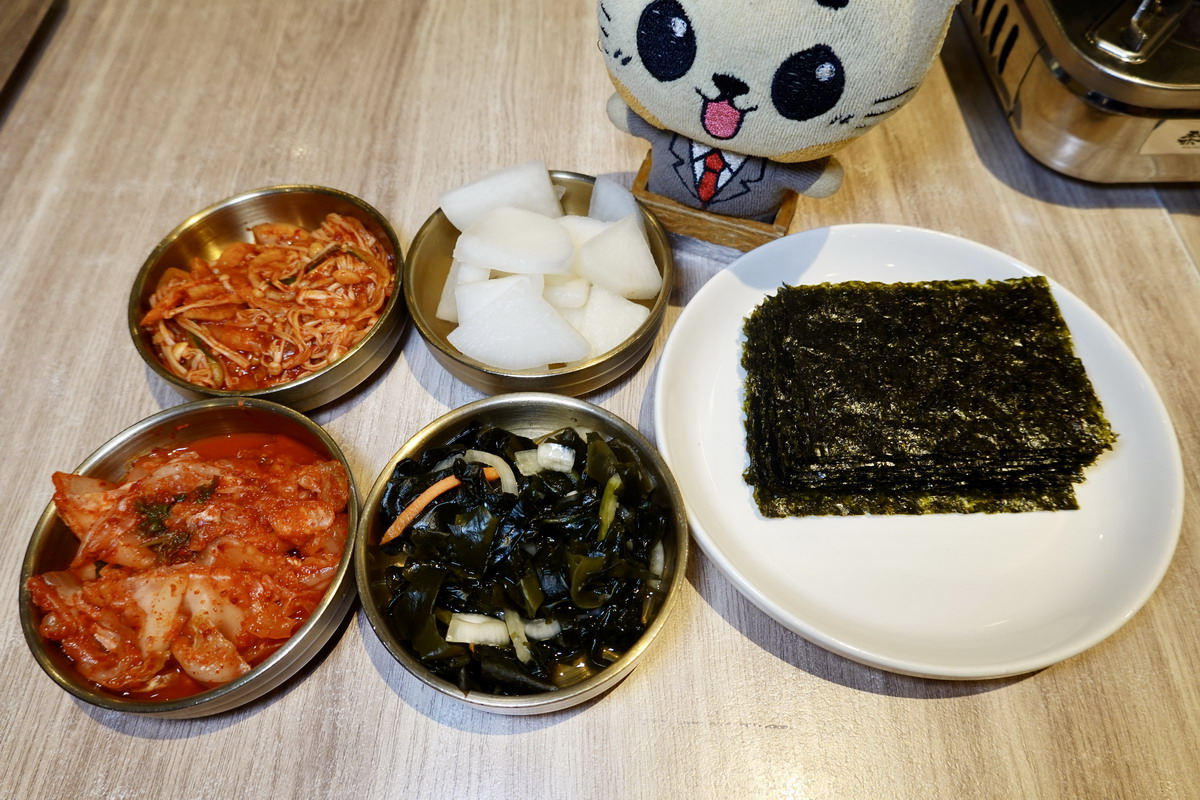 【台北世貿站美食】梨谷韓式鐵板炭火烤肉信義ATT店 2025:幸福又美味!與職棒樂天啦啦隊韓援三本柱一起用餐,韓式餐點多到目不暇給,聚餐必收名單 6975 【台北世貿站美食】梨谷韓式鐵板炭火烤肉信義ATT店 2025:幸福又美味!與職棒樂天啦啦隊韓援三本柱一起用餐,韓式餐點多到目不暇給,聚餐必收名單 6975