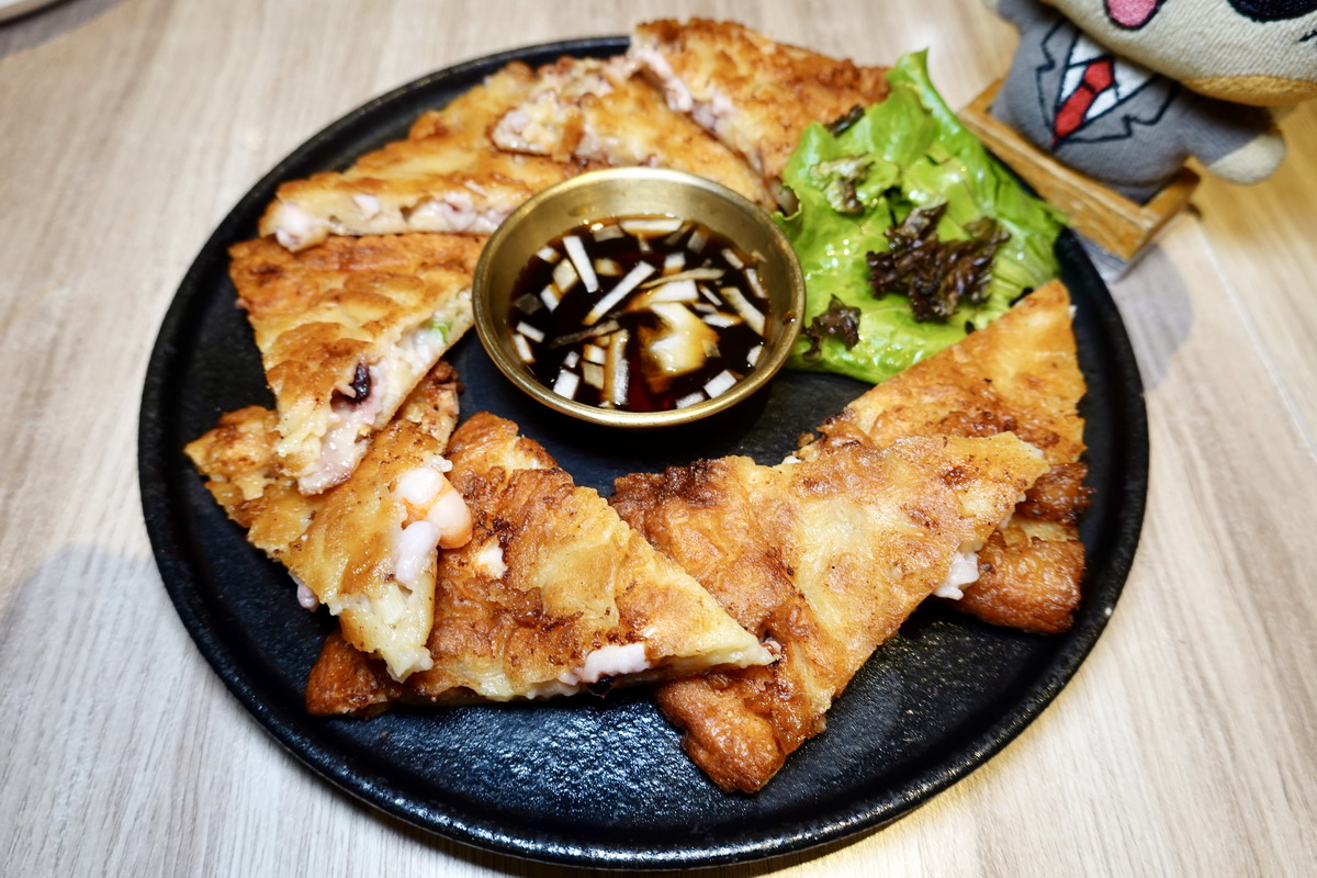 【台北世貿站美食】梨谷韓式鐵板炭火烤肉信義ATT店 2025:幸福又美味!與職棒樂天啦啦隊韓援三本柱一起用餐,韓式餐點多到目不暇給,聚餐必收名單 6975 【台北世貿站美食】梨谷韓式鐵板炭火烤肉信義ATT店 2025:幸福又美味!與職棒樂天啦啦隊韓援三本柱一起用餐,韓式餐點多到目不暇給,聚餐必收名單 6975