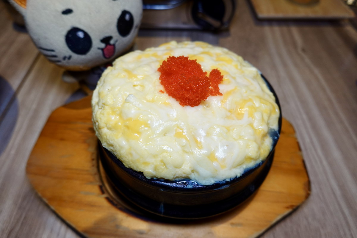 【台北世貿站美食】梨谷韓式鐵板炭火烤肉信義ATT店 2025:幸福又美味!與職棒樂天啦啦隊韓援三本柱一起用餐,韓式餐點多到目不暇給,聚餐必收名單 6975 【台北世貿站美食】梨谷韓式鐵板炭火烤肉信義ATT店 2025:幸福又美味!與職棒樂天啦啦隊韓援三本柱一起用餐,韓式餐點多到目不暇給,聚餐必收名單 6975
