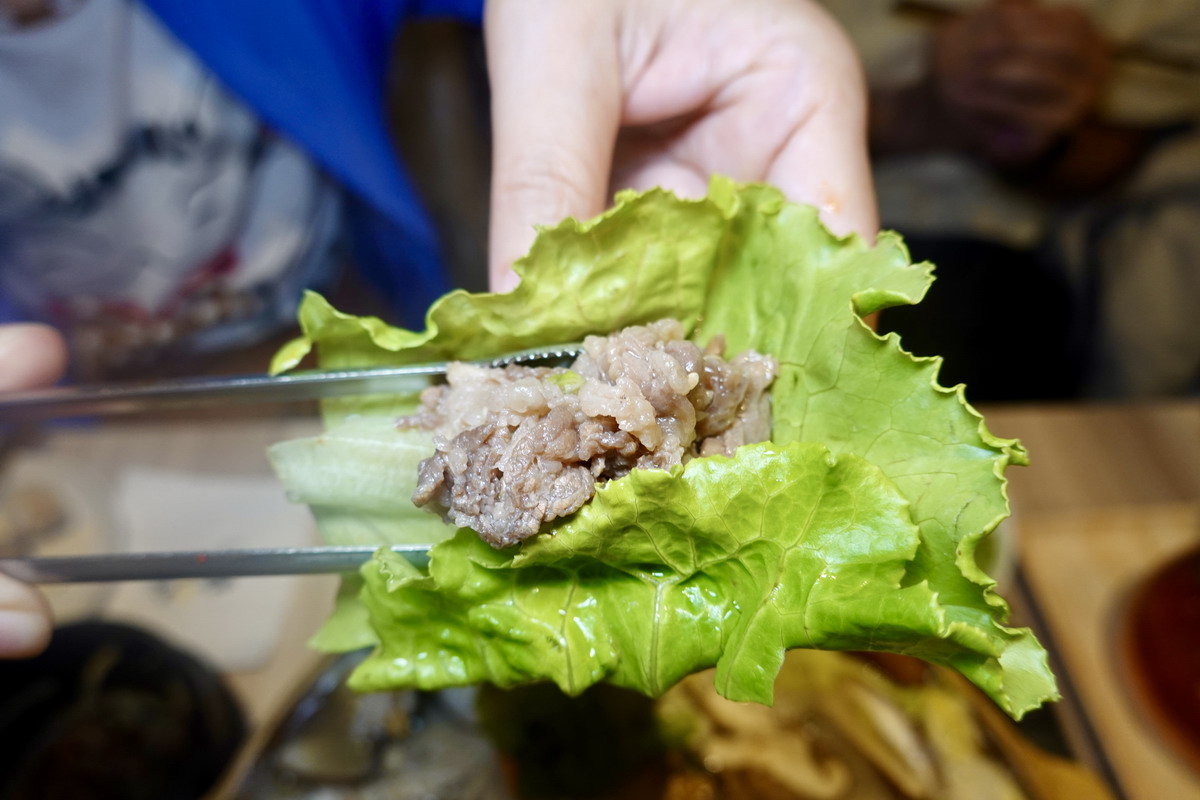 【台北世貿站美食】梨谷韓式鐵板炭火烤肉信義ATT店 2025:幸福又美味!與職棒樂天啦啦隊韓援三本柱一起用餐,韓式餐點多到目不暇給,聚餐必收名單 6975 【台北世貿站美食】梨谷韓式鐵板炭火烤肉信義ATT店 2025:幸福又美味!與職棒樂天啦啦隊韓援三本柱一起用餐,韓式餐點多到目不暇給,聚餐必收名單 6975