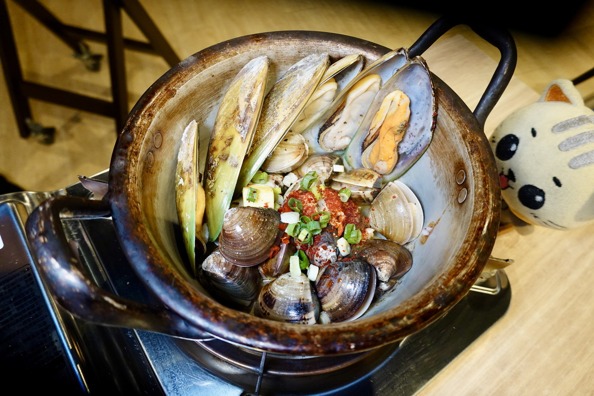 【台北世貿站美食】梨谷韓式鐵板炭火烤肉信義ATT店 2025:幸福又美味!與職棒樂天啦啦隊韓援三本柱一起用餐,韓式餐點多到目不暇給,聚餐必收名單 6975 【台北世貿站美食】梨谷韓式鐵板炭火烤肉信義ATT店 2025:幸福又美味!與職棒樂天啦啦隊韓援三本柱一起用餐,韓式餐點多到目不暇給,聚餐必收名單 6975