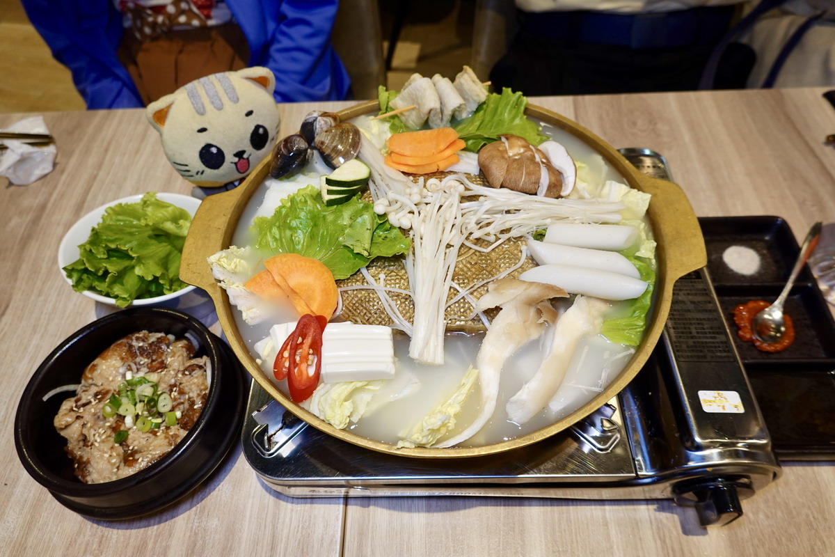 【台北世貿站美食】梨谷韓式鐵板炭火烤肉信義ATT店 2025:幸福又美味!與職棒樂天啦啦隊韓援三本柱一起用餐,韓式餐點多到目不暇給,聚餐必收名單 6975 【台北世貿站美食】梨谷韓式鐵板炭火烤肉信義ATT店 2025:幸福又美味!與職棒樂天啦啦隊韓援三本柱一起用餐,韓式餐點多到目不暇給,聚餐必收名單 6975