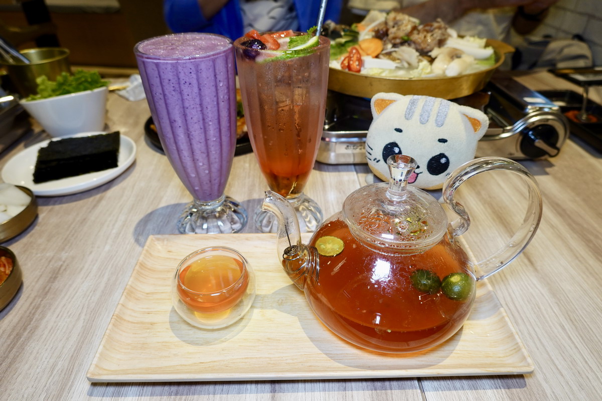 【台北世貿站美食】梨谷韓式鐵板炭火烤肉信義ATT店 2025:幸福又美味!與職棒樂天啦啦隊韓援三本柱一起用餐,韓式餐點多到目不暇給,聚餐必收名單 6975 【台北世貿站美食】梨谷韓式鐵板炭火烤肉信義ATT店 2025:幸福又美味!與職棒樂天啦啦隊韓援三本柱一起用餐,韓式餐點多到目不暇給,聚餐必收名單 6975